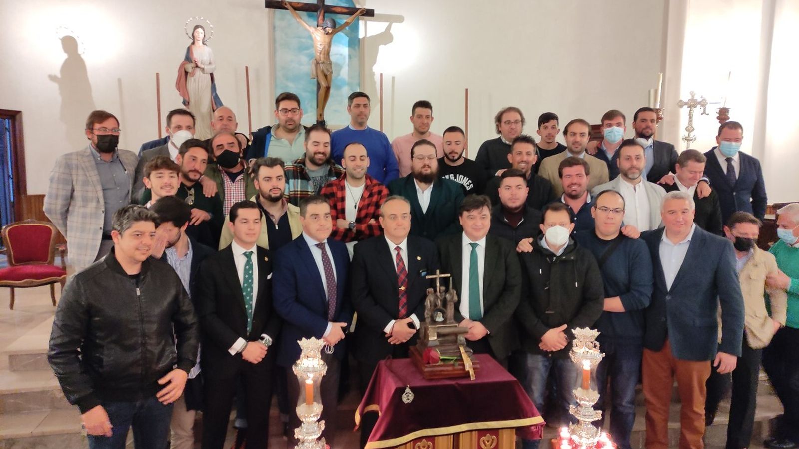 Costaleros del paso del Cristo de la Sangre en la presentación del llamador.