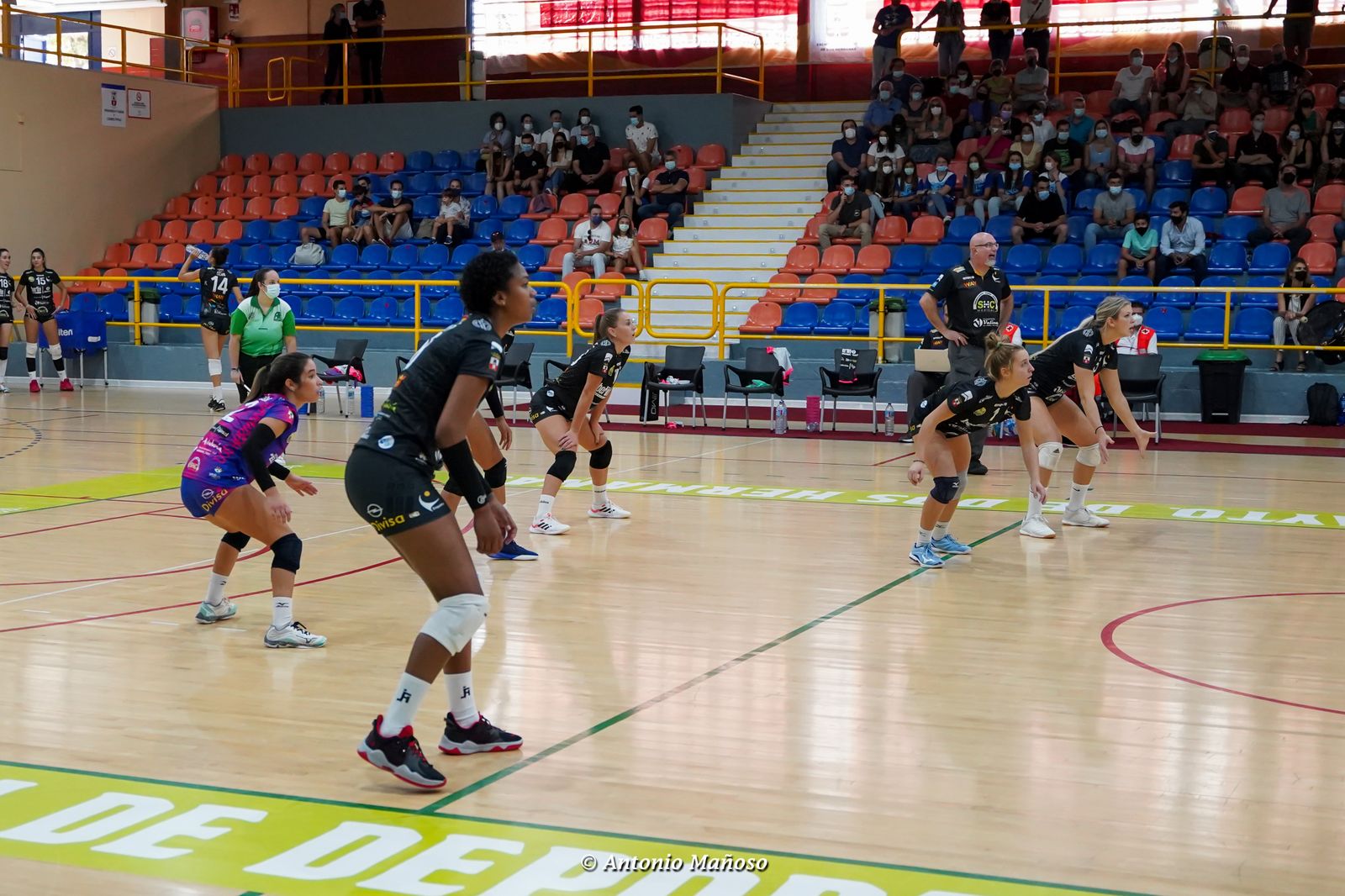 Las jugadoras del Cajasol esperan una recepción en un saque del rival.