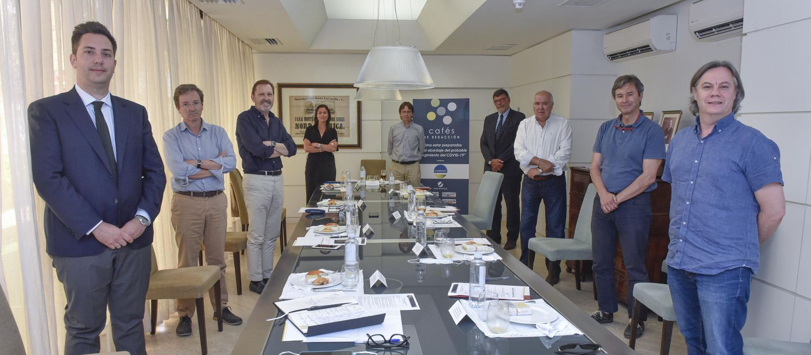 Participantes en el desayuno coloquio organizado en la sede de Grupo Joly.