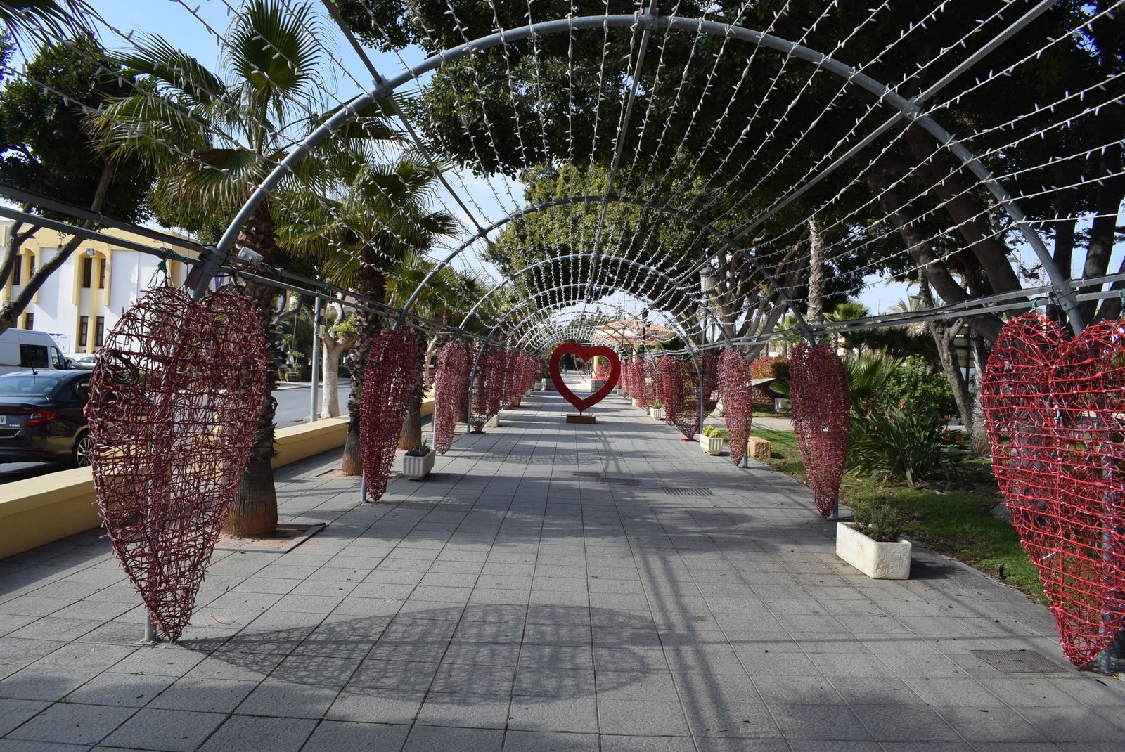 Vícar engalana su Túnel de los Enamorados con 26 corazones luminosos para San Valentín