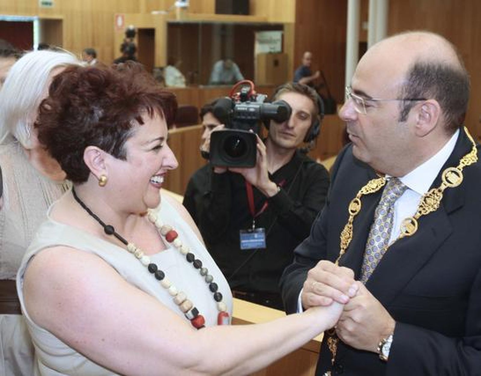 Sebastián Pérez es investido como nuevo presidente de la Diputación de Granada


Foto: Mar?de la Cruz