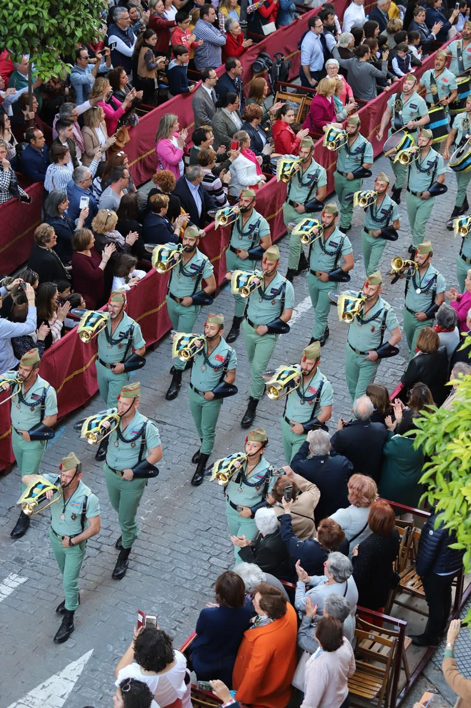 Procesión del Cristo de la Vera Cruz, escoltado por la Legión en las calles de Huelva