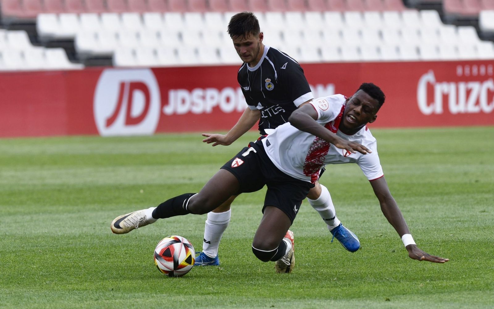 Musa cae ante un rival en el Sevilla Atlético-Balona.