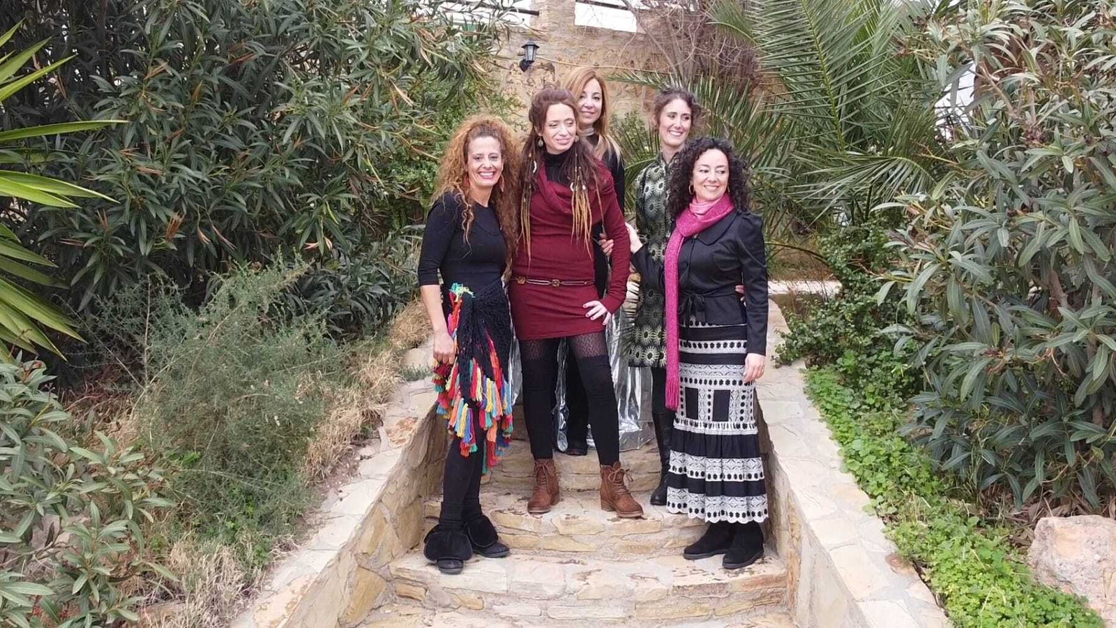 La artista junto al grupo de bailarinas que participan en el videoclip.