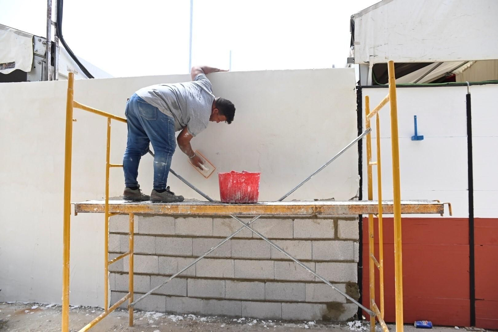 El montaje de las casetas y atracciones de la Feria de Córdoba 2024, en imágenes