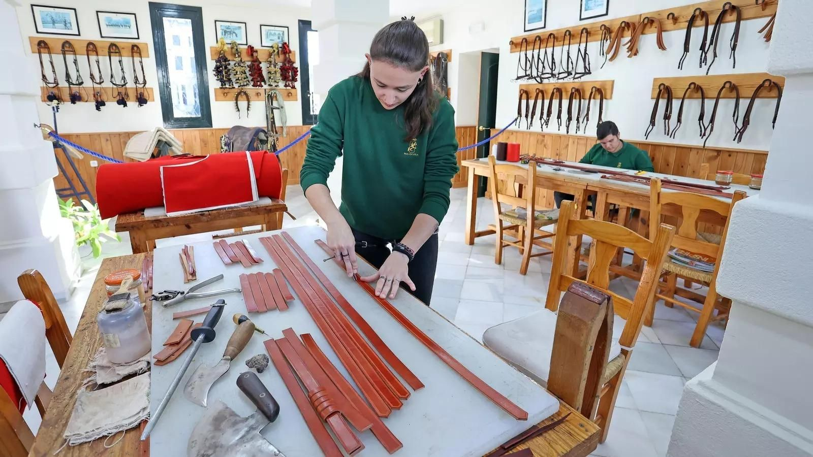 Alumnos del taller de guarnicionería de la Real Escuela.