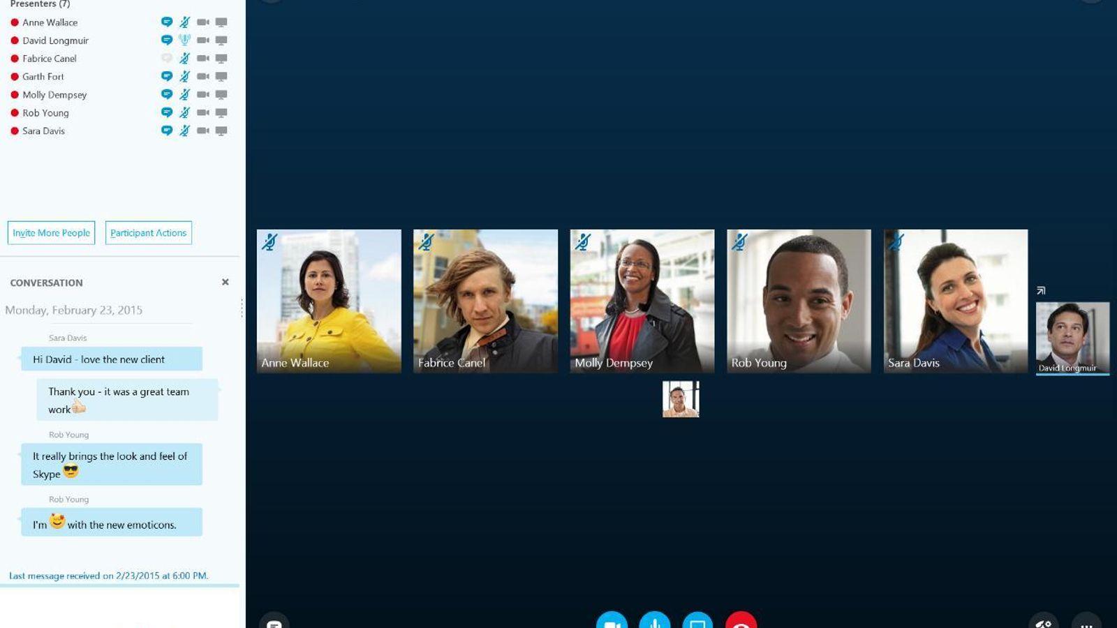 Varias personas usan Skype a la vez.