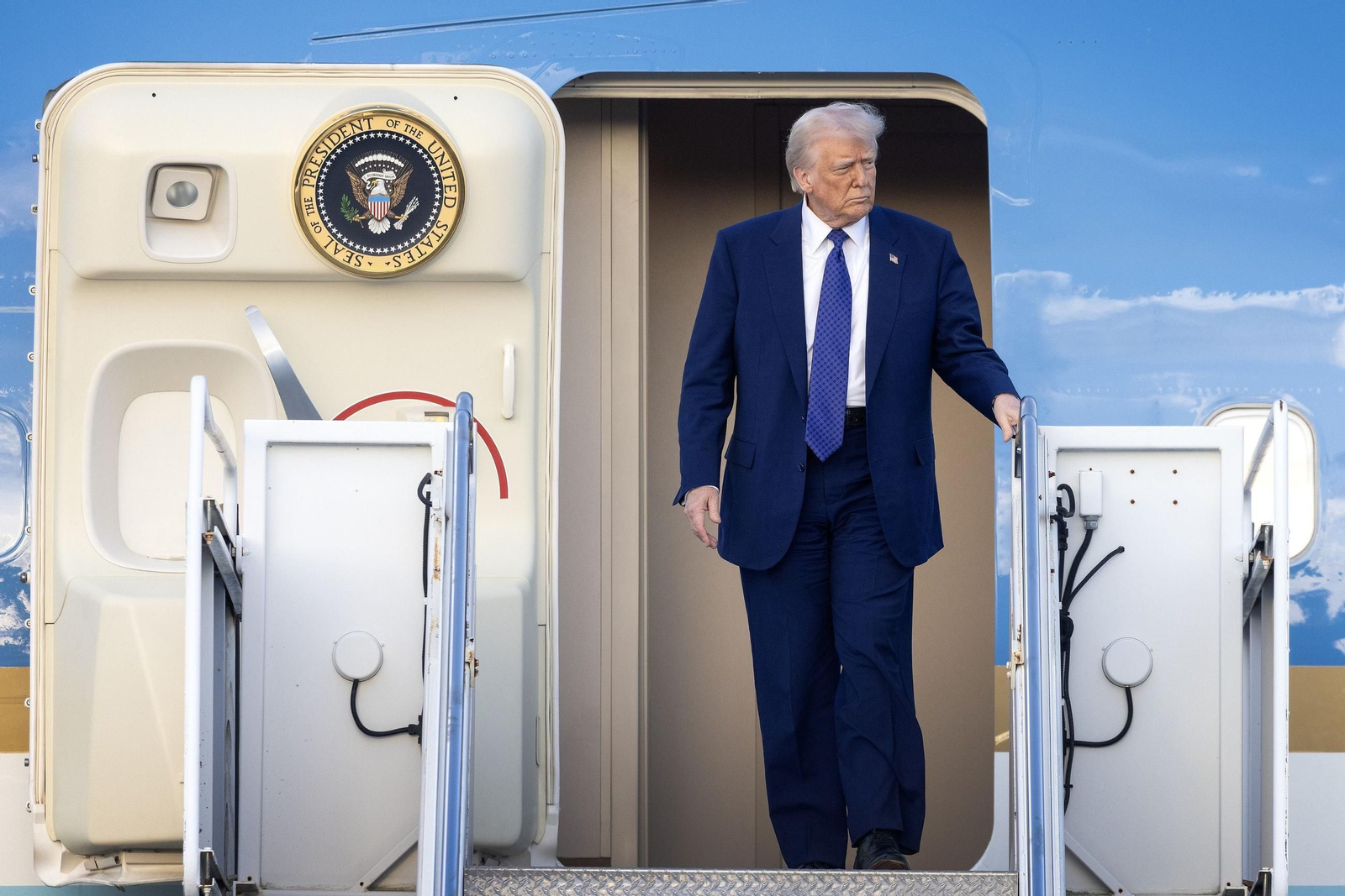 Donald Trump en la escalerilla del 'Air Force One' Donald Trump en la escalerilla del 'Air Force One'