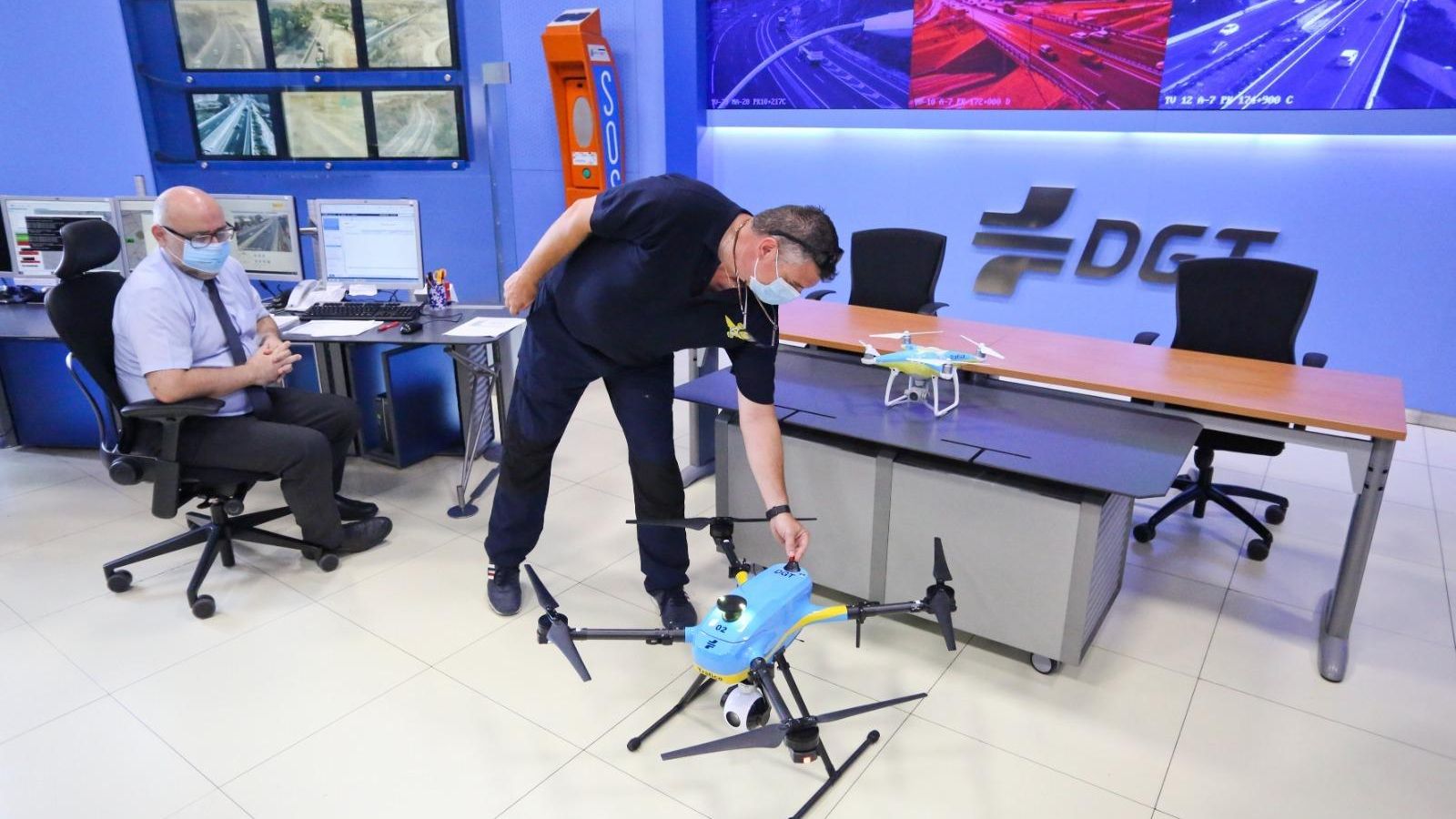 El antiguo dron, sobre la mesa, junta a la nueva incorporación