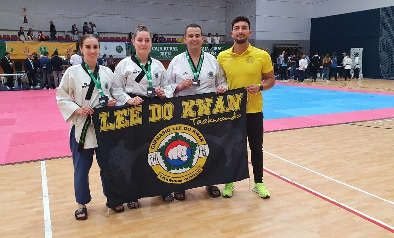 Los medallistas y el técnico del Lee do Kwan, en Jaén