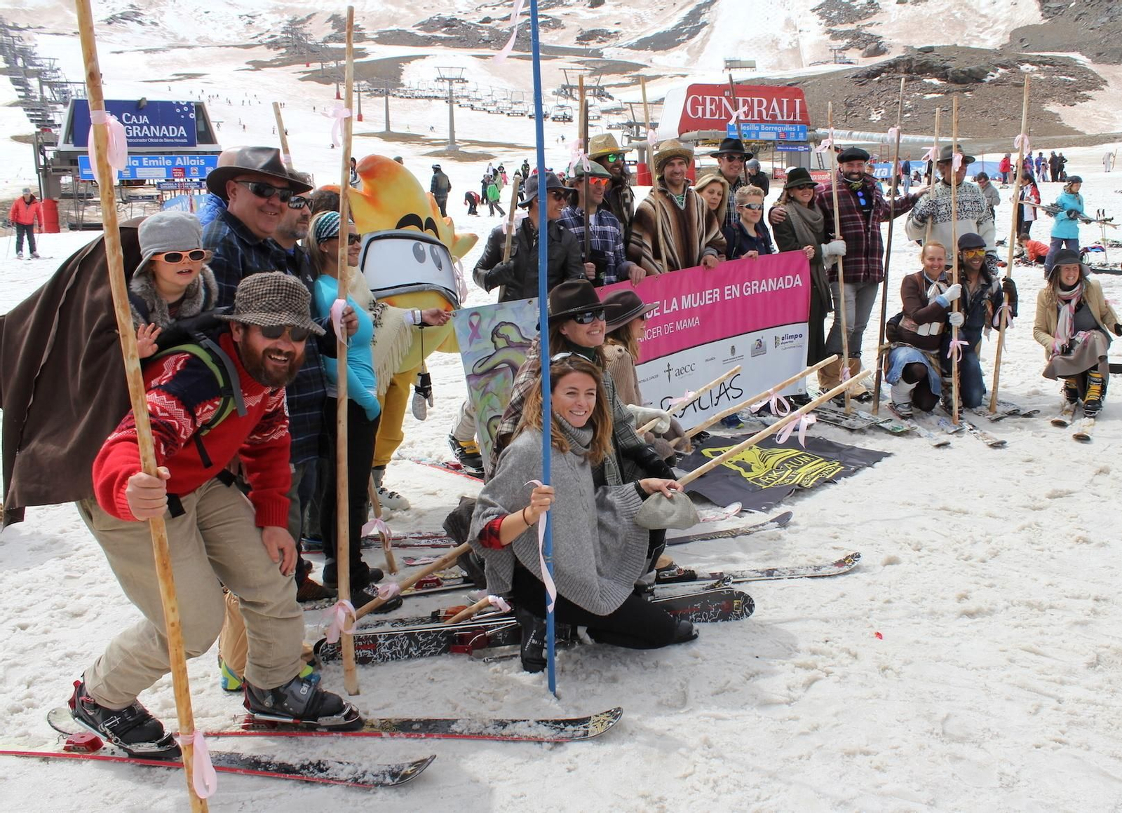 La bajada retro se organiza cada año en beneficio de la Asociación Granadina contra el Cáncer.