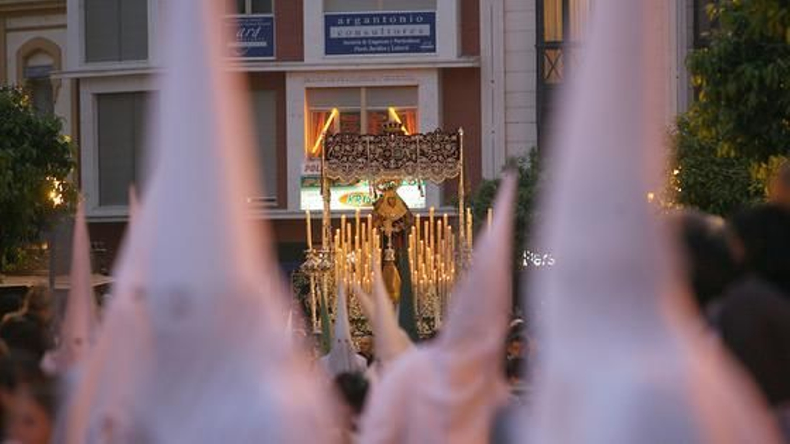 La ciudad se echó a la calle para acompañar a los pasos. Fotos: Espínola / Begoña Mora