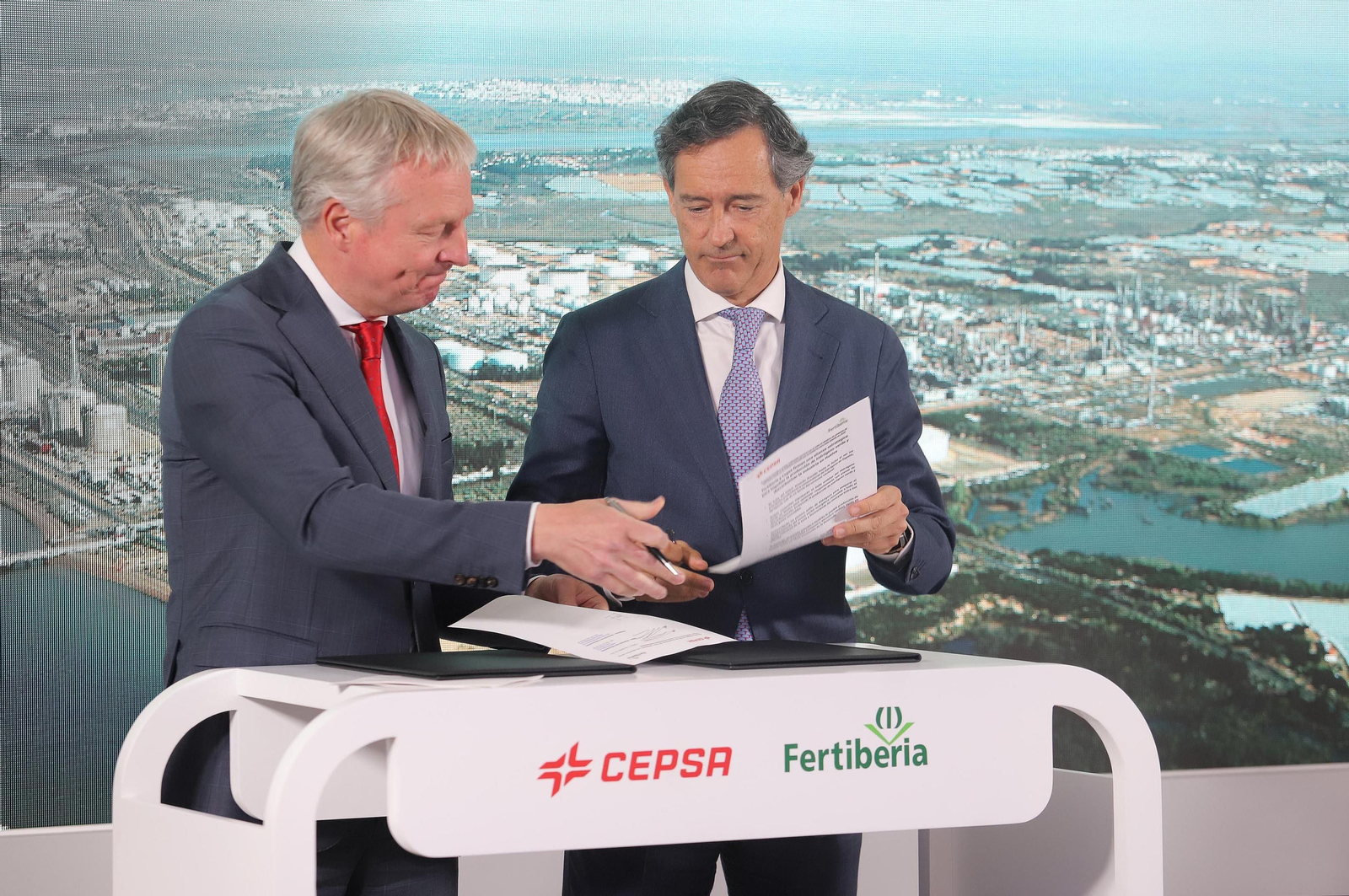 Imágenes de la firma del acuerdo entre Cepsa y Fertiberia para implantar el anillo de hidrógeno verde en Huelva