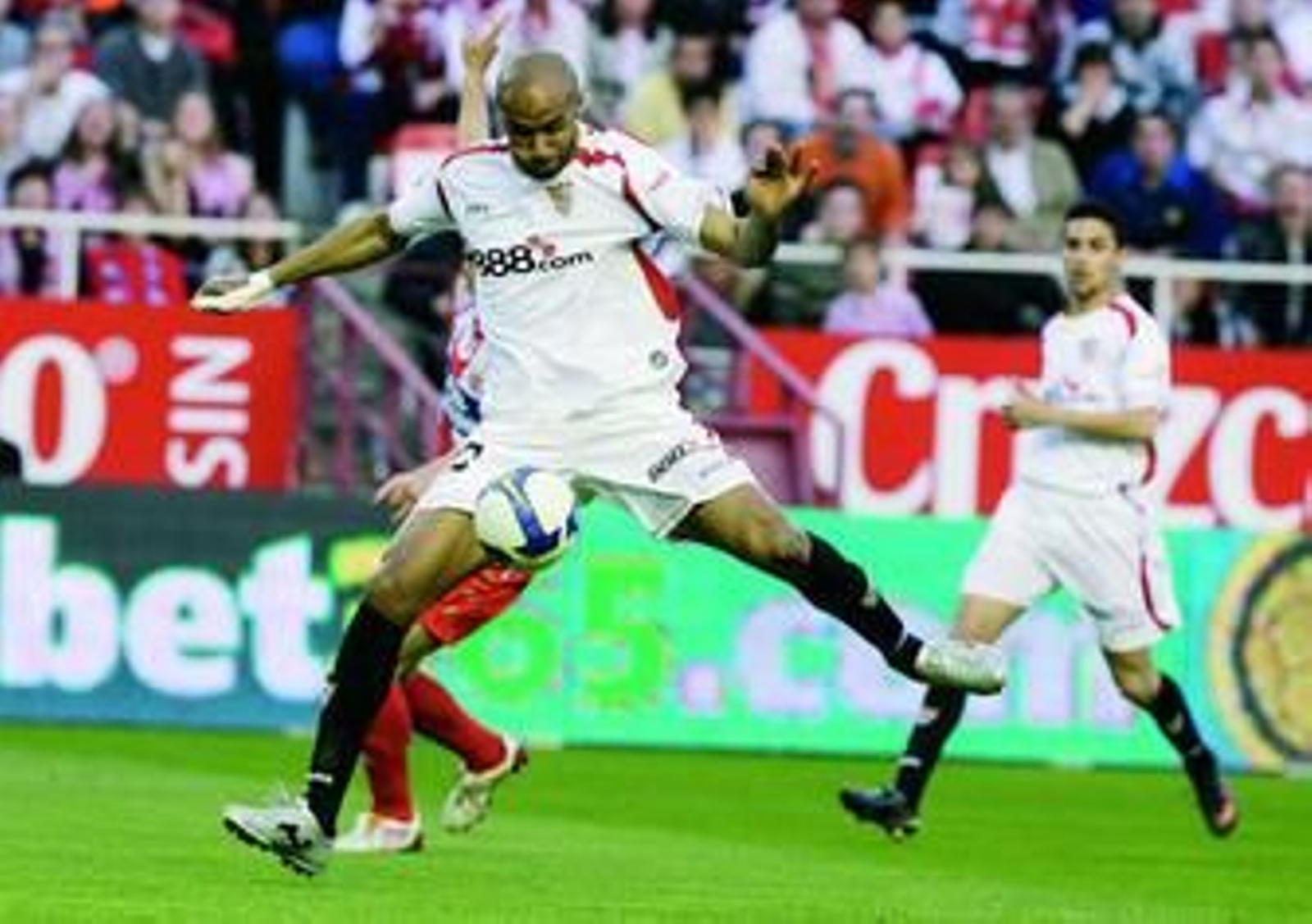 Kanoute se apresta a golpear el balón para hacer el 1-0 ante el Almería, su gol 85 con el Sevilla.