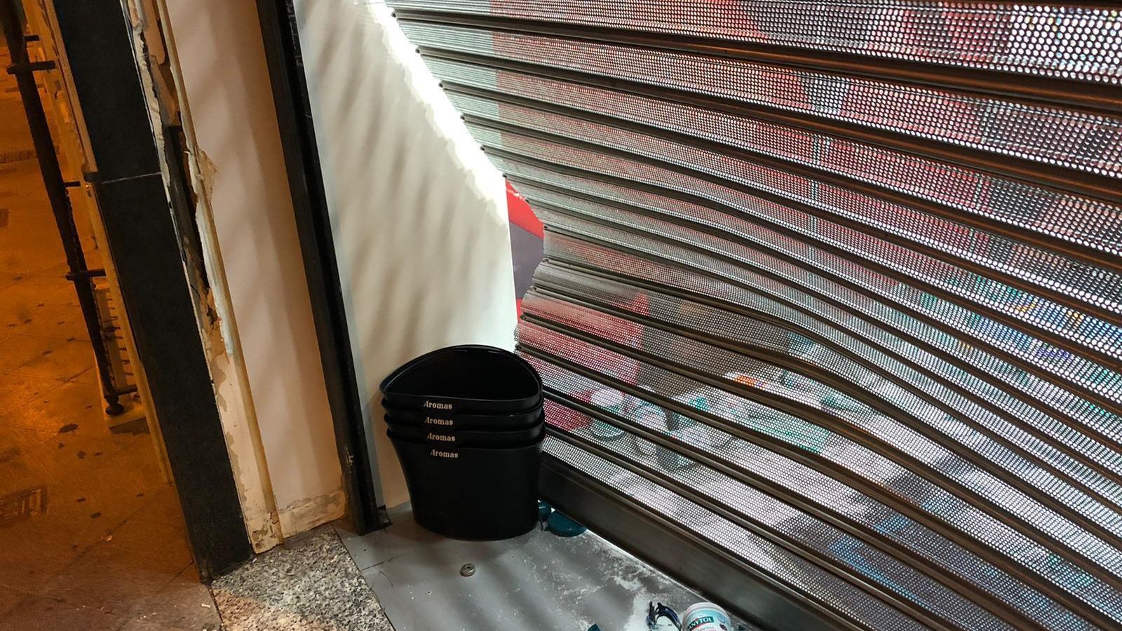 Daños en la persiana metálica.