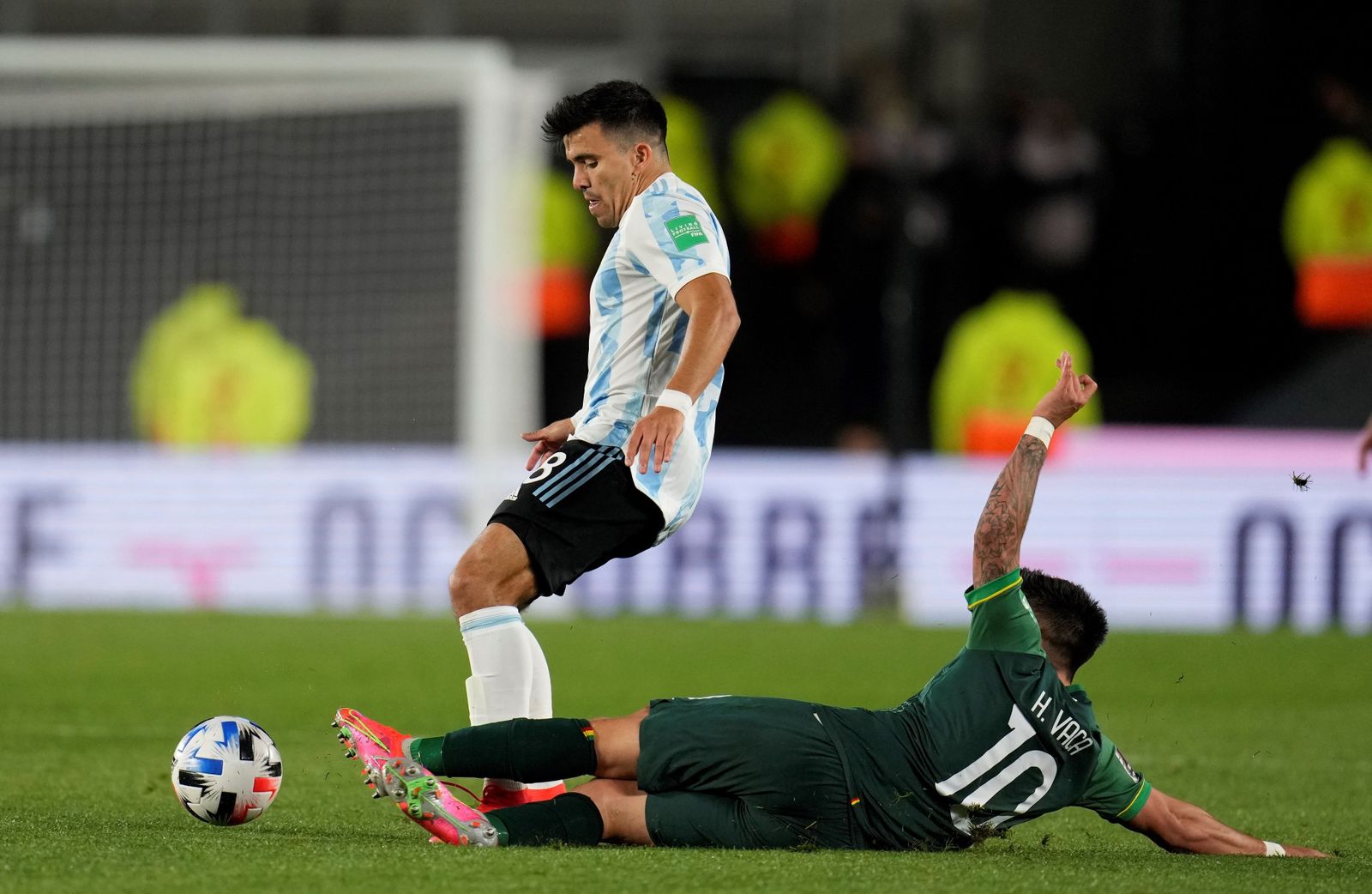Acuña evita la entrada de Henry Vaca en el Argentina-Colombia de este viernes.