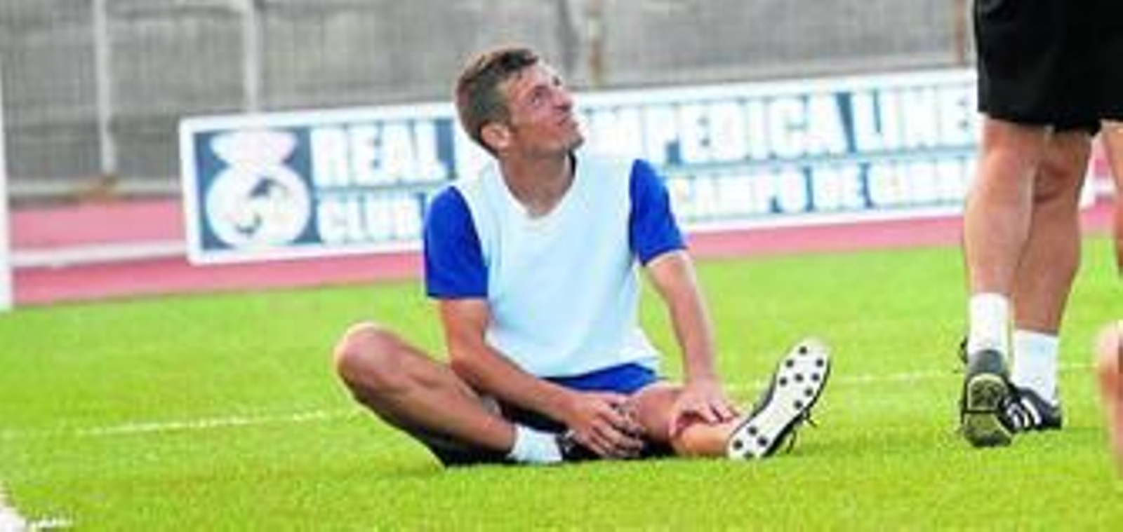 Rafa Escobar, rodeado de sus jugadores, ayer en el Municipal.