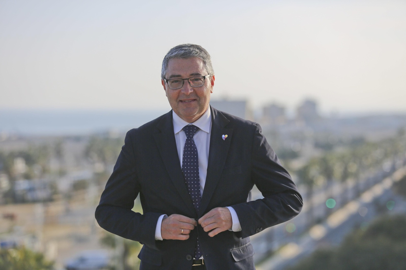 El presidente de la Diputación de Málaga, Francisco Salado, desde la azotea de la institución provincial con la ciudad al fondo. El presidente de la Diputación de Málaga, Francisco Salado, desde la azotea de la institución provincial con la ciudad al fondo.