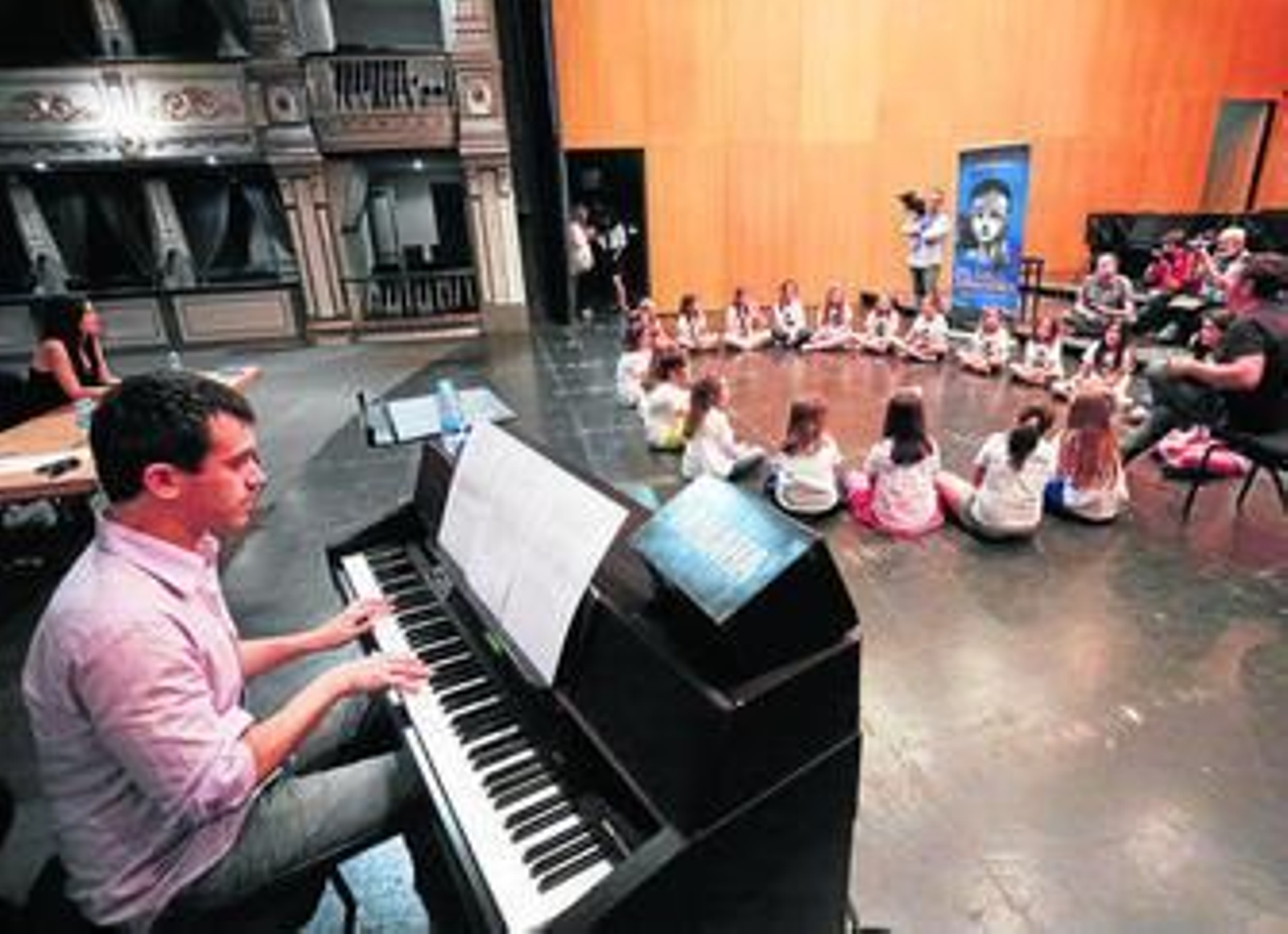 1. Las 30 niñas del primer turno del casting para 'Los Miserables', ayer en el escenario del Teatro Cervantes. 2. Tres de las aspirantes a la pequeña Eponine.