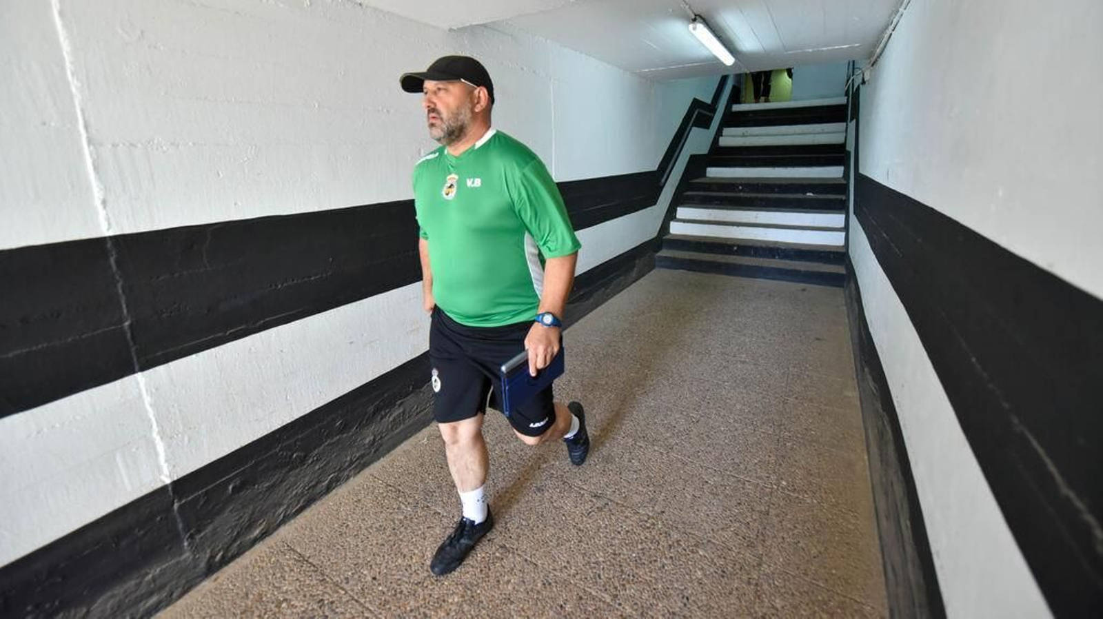 Basadre, tablet en mano, en el túnel de vestuarios del Municipal