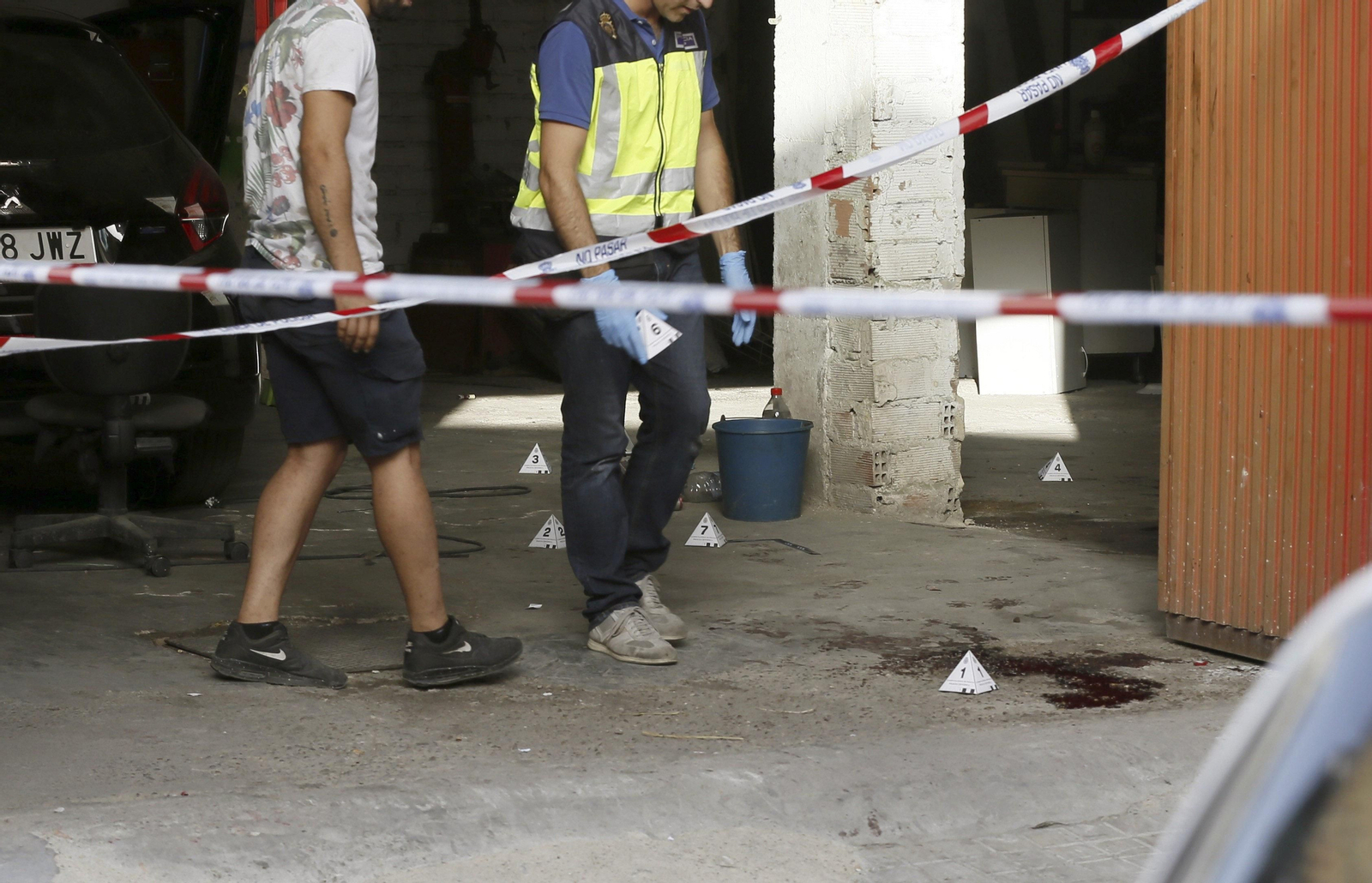 Varios agentes de la Policía Nacional recopilan pruebas en el escenario del crimen el pasado sábado.
