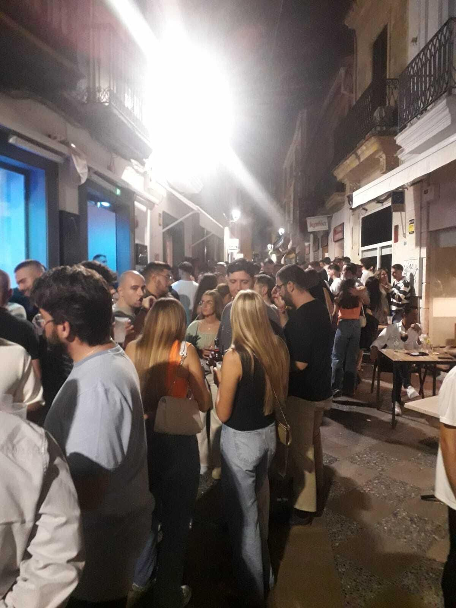 Aglomeración de jóvenes en los bares de Algarve esquina con calle Remedios, en una imagen de archivo.