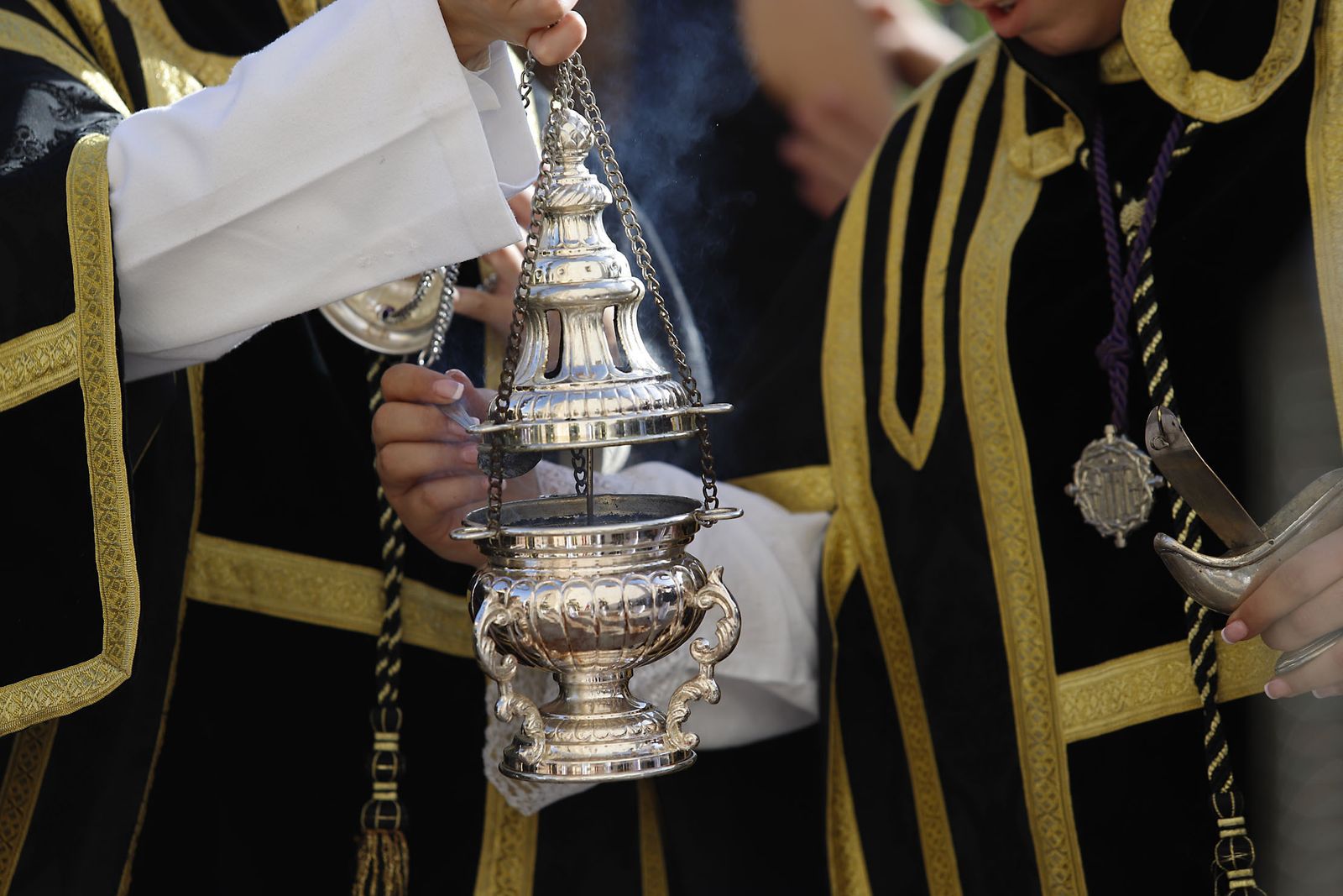 La Hermandad del Descendimiento en su recorrido por las calles de Huelva el Viernes Santo