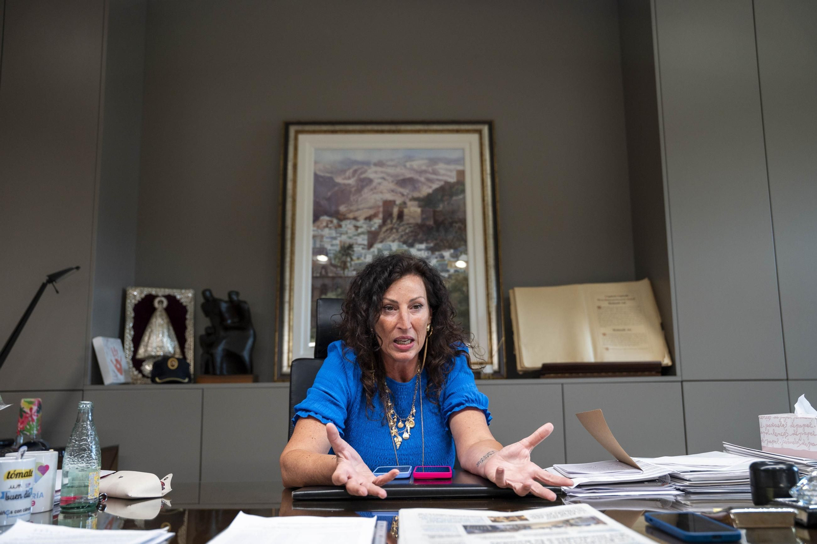 La regidora durante la entrevista con Diario de Almería, en su despacho de la Casa Consistorial en el que está presente la imagen de la Virgen del Mar en un cuadro