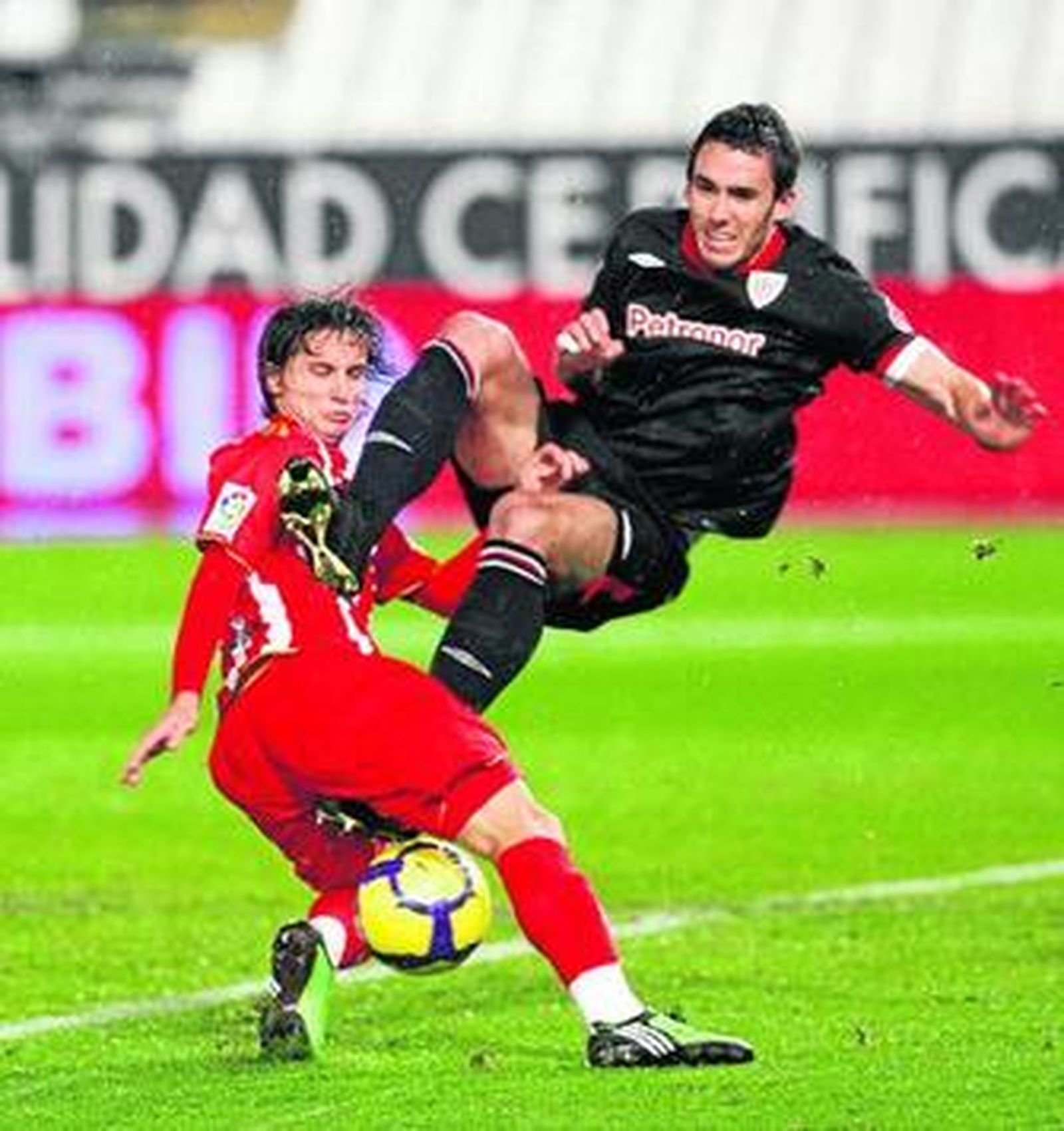 Ustaritz salta por los aires trabado por Piatti.