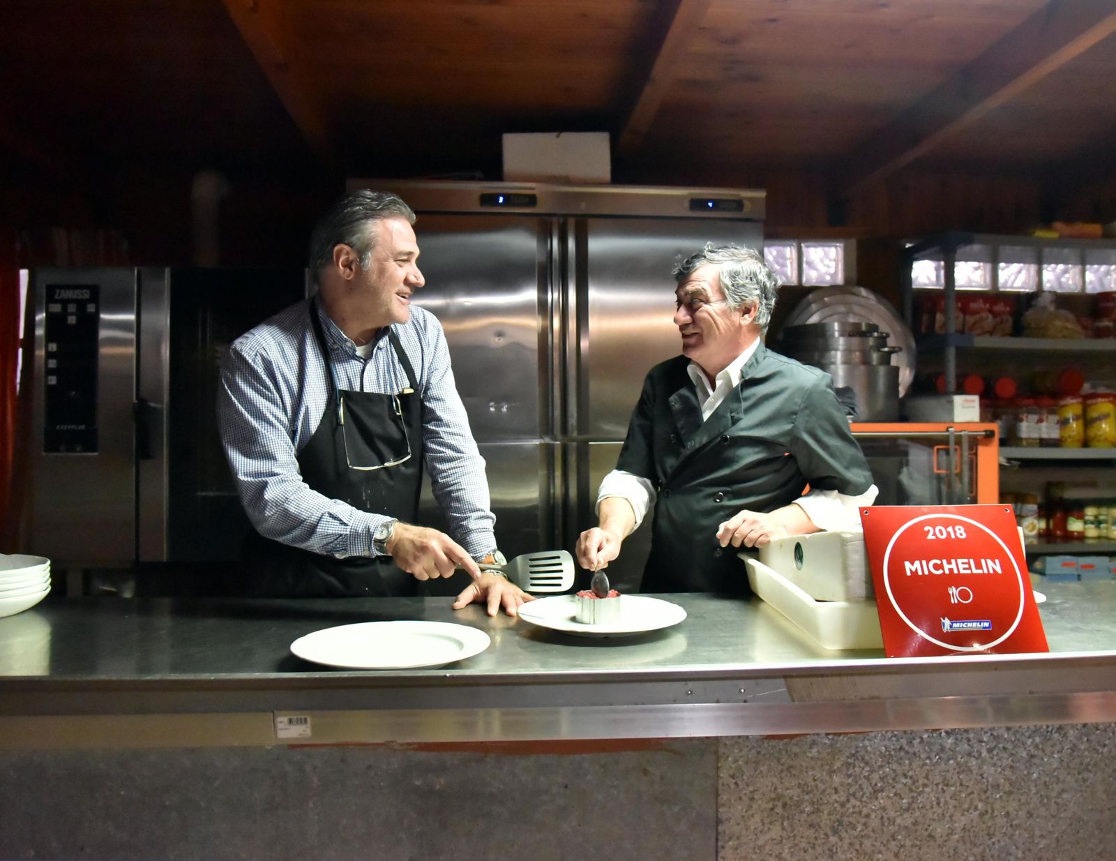 Luis Miguel y Juan Manuel Laza, ayer en la cocina de Casa Mané.