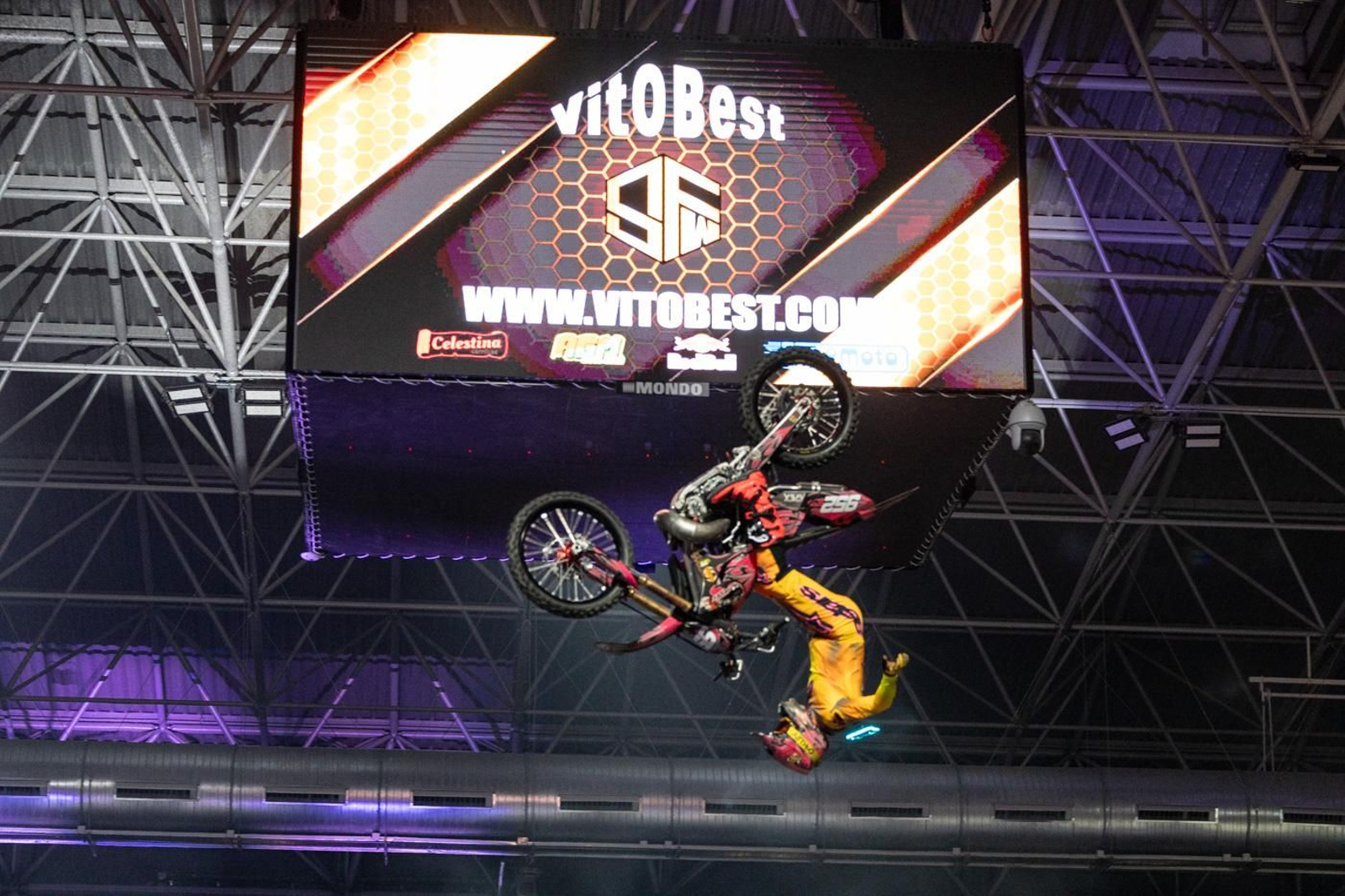 En imágenes: el Soloflow Freestyle enamora en Jaén con acrobacias y espectáculo en estado puro