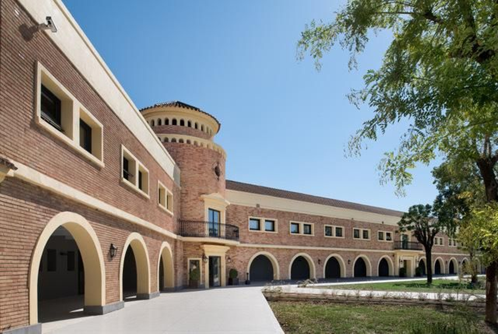 Imagen renovada del edificio histórico de Astilleros de Sevilla, nueva sede de las oficinas de GRI Tower.