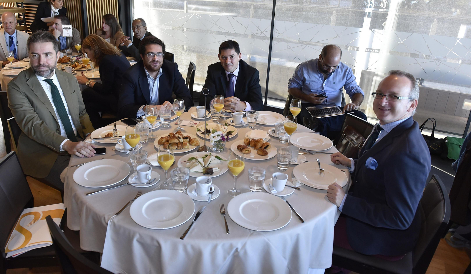 El Desayuno Informativo del Grupo Joly con Juan Espadas, en imágenes