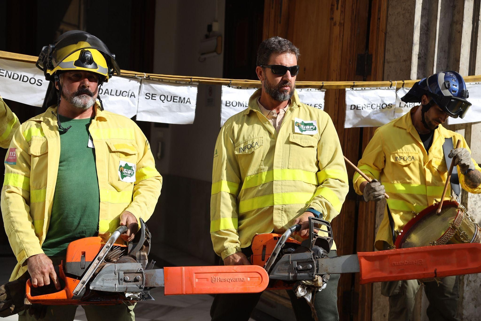 La protesta de los bomberos forestales del Infoca en Málaga, en imágenes