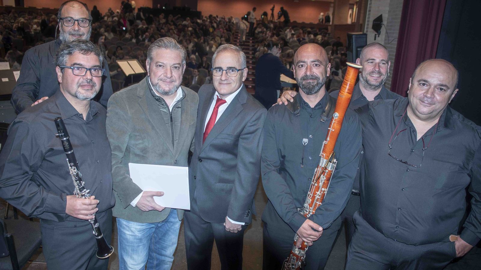Diego Cruz y José Solá con músicos de la Banda.