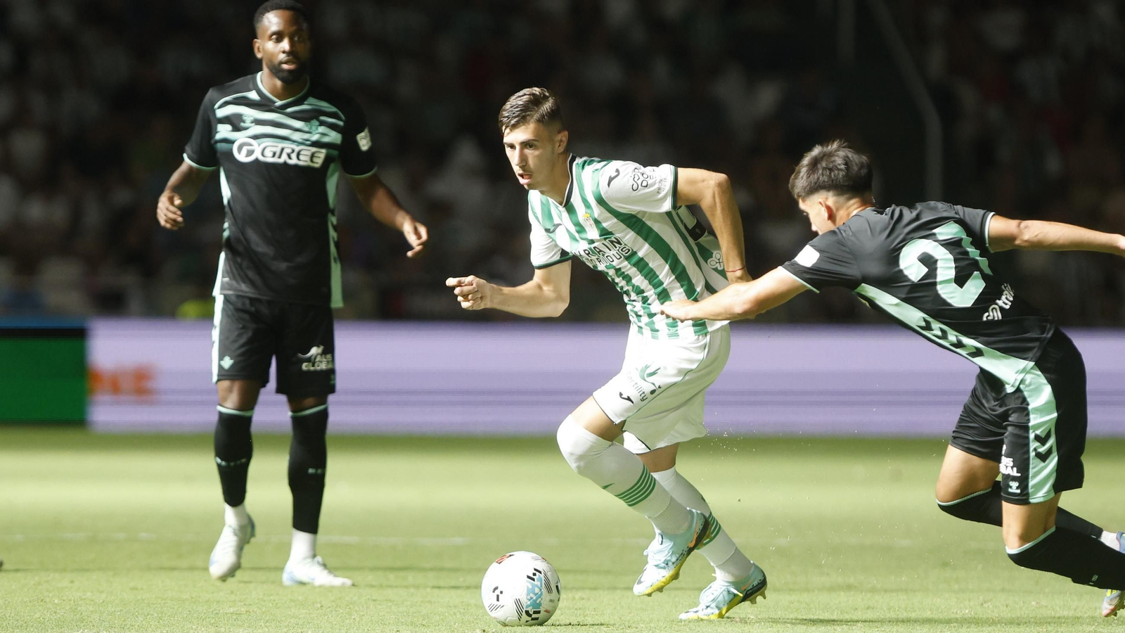 Requena es presionado por Morante en el duelo del pasado viernes.