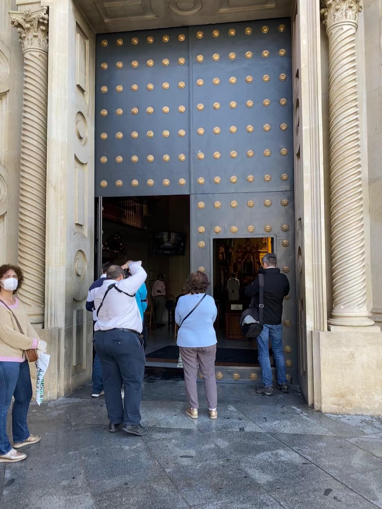 Personas a las puertas de la basílica del Gran Poder.