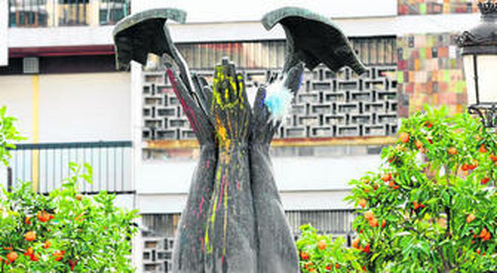 Imagen del monolito de Primo de Rivera en la Plaza de Bibataubín.