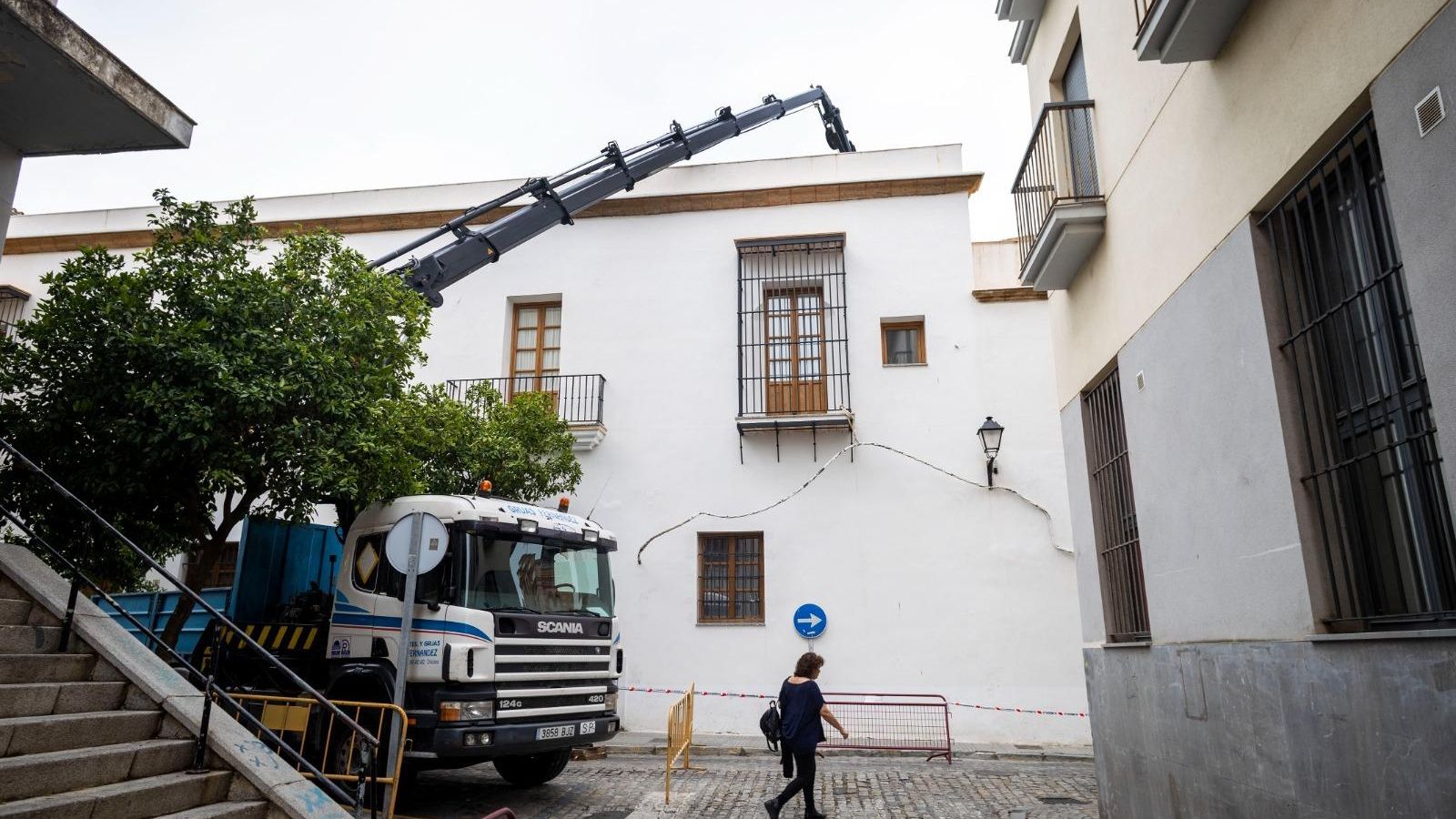 Una grúa trabaja en la tarde del jueves en las labores de desescombro de la Castrense.