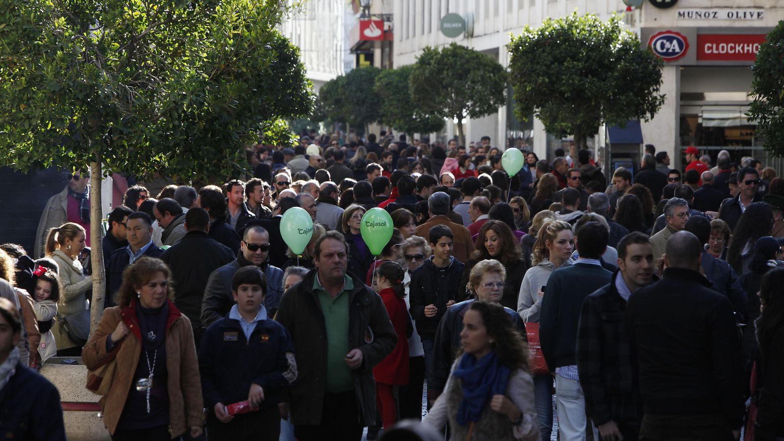 Ambiente de compras navideño en el centro de Sevilla