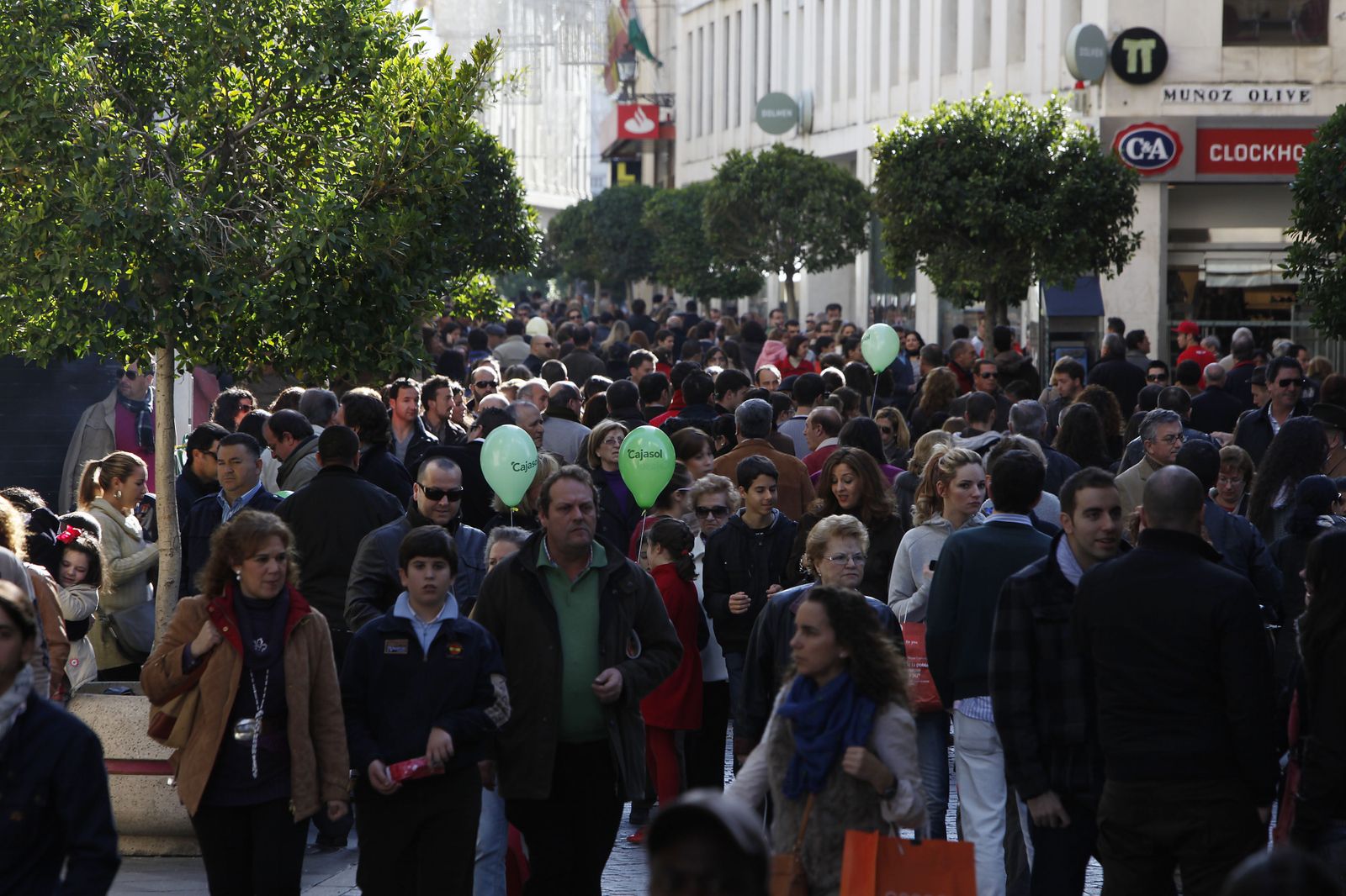 Ambiente de compras navideño en el centro de Sevilla