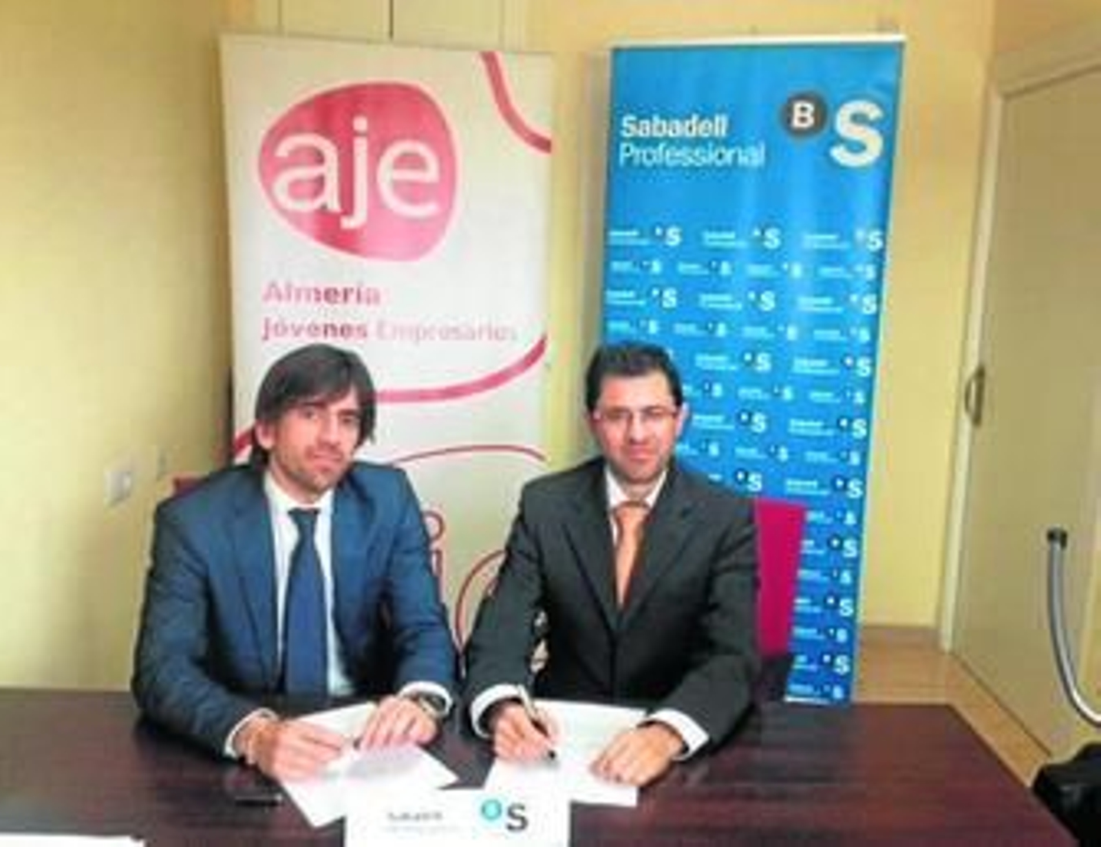 Javier Luque, director de Andalucía Oriental de Banco Sabadell, y Sergio Árraez.