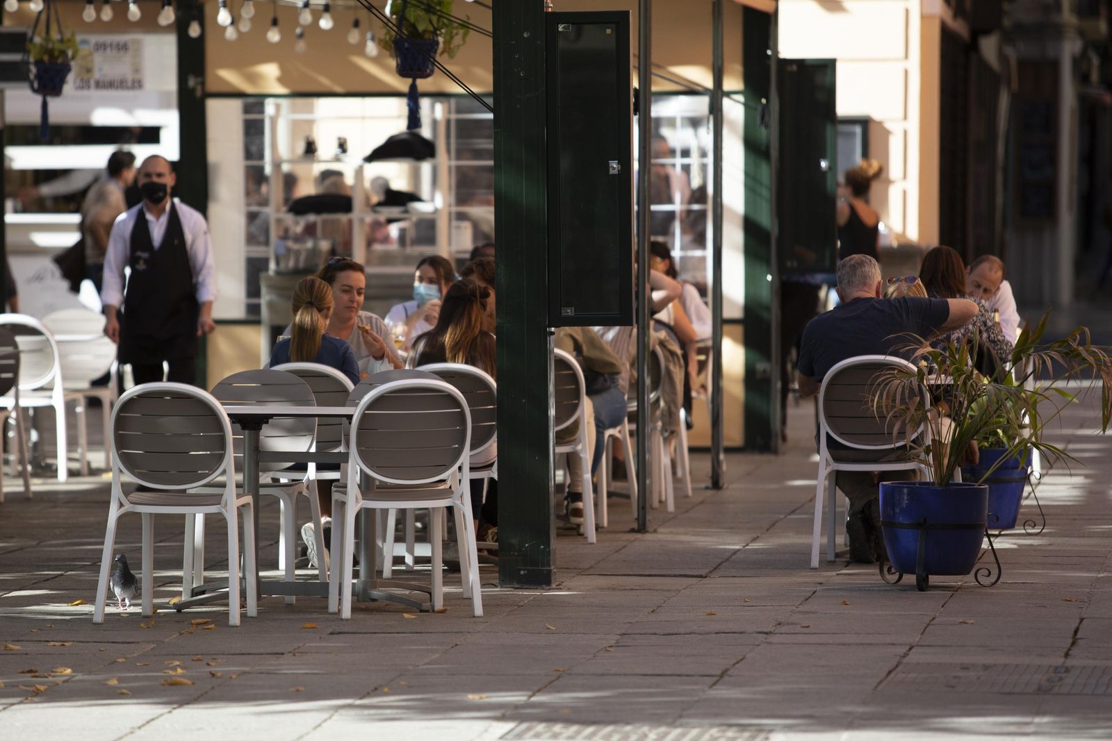 Bares a medio gas en Granada en el inicio del puente