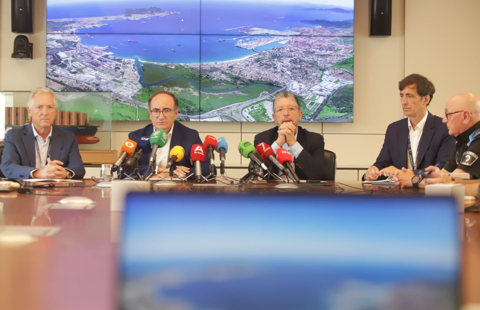 Gerardo Landaluce (segundo por la izquierda), durante una comparecencia ante los medios