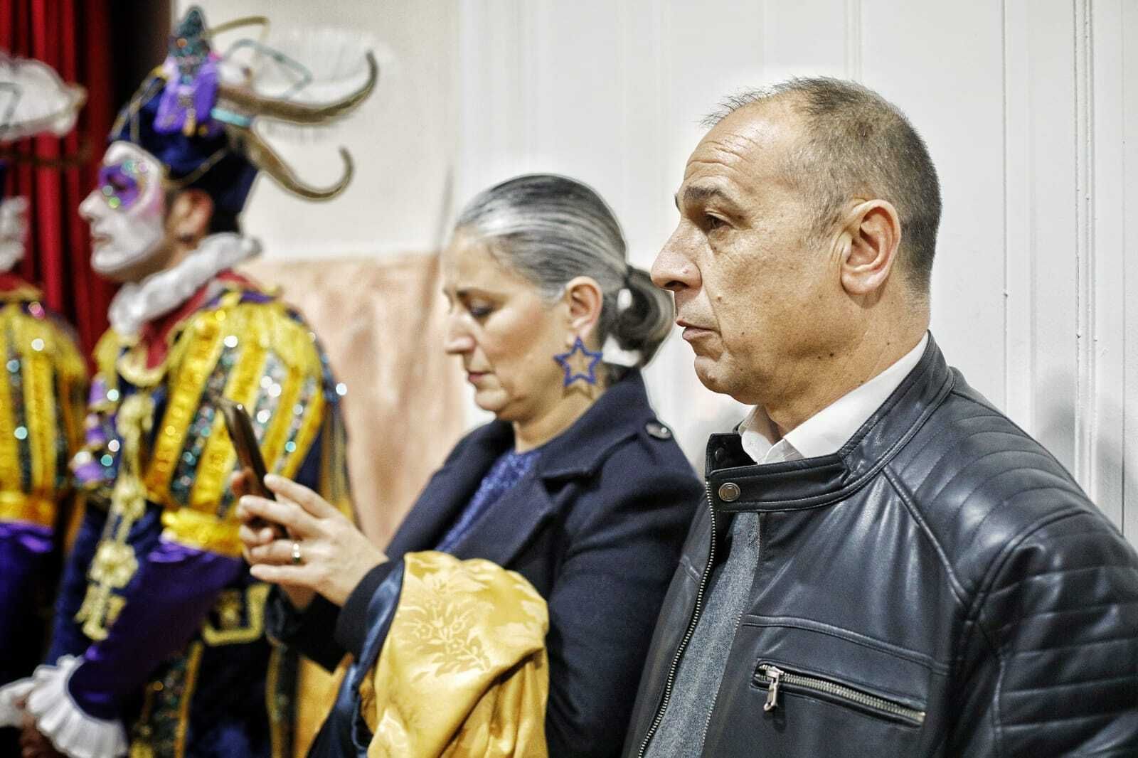 David 'Carapapa' en los camerinos con su comparsa 'El joyero'.