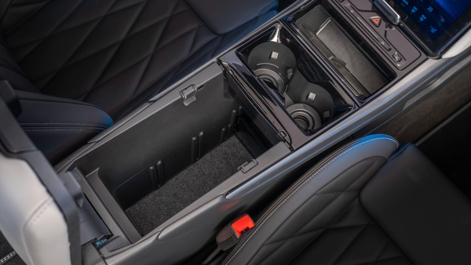 Entre los dos asientos delanteros hay un amplio espacio que, en el futuro y gracias a piezas impresas en 3D, podrá personalizarse.