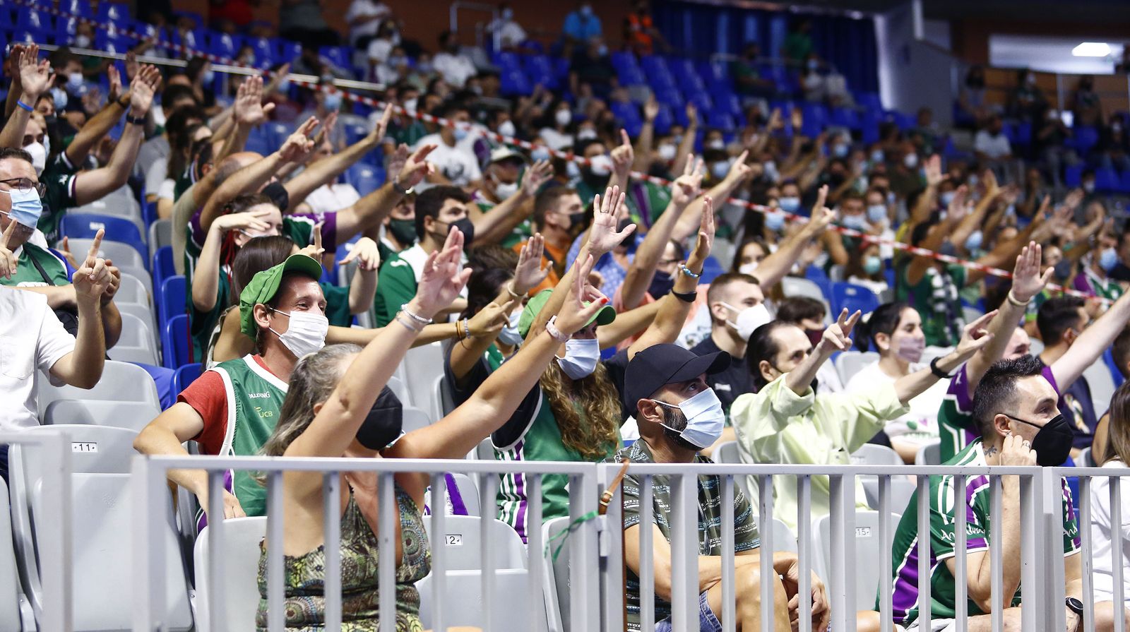 La afición del Unicaja anima.