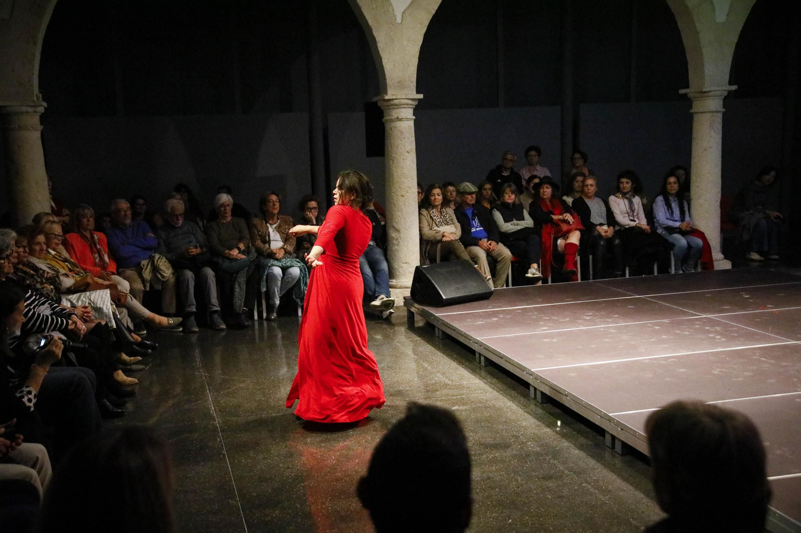 El Centro Andaluz de la Fotografía de Almería presenta el calendario 2025 con la actuación de la bailaora María Moreno, en imágenes