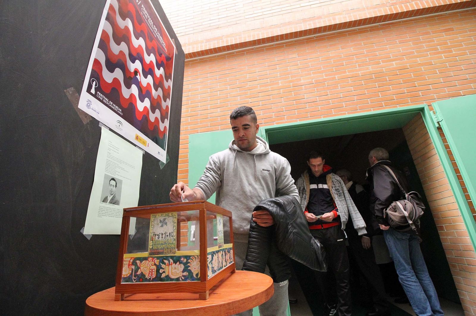 "El Piedra" visita la cárcel de Huelva, en imágenes