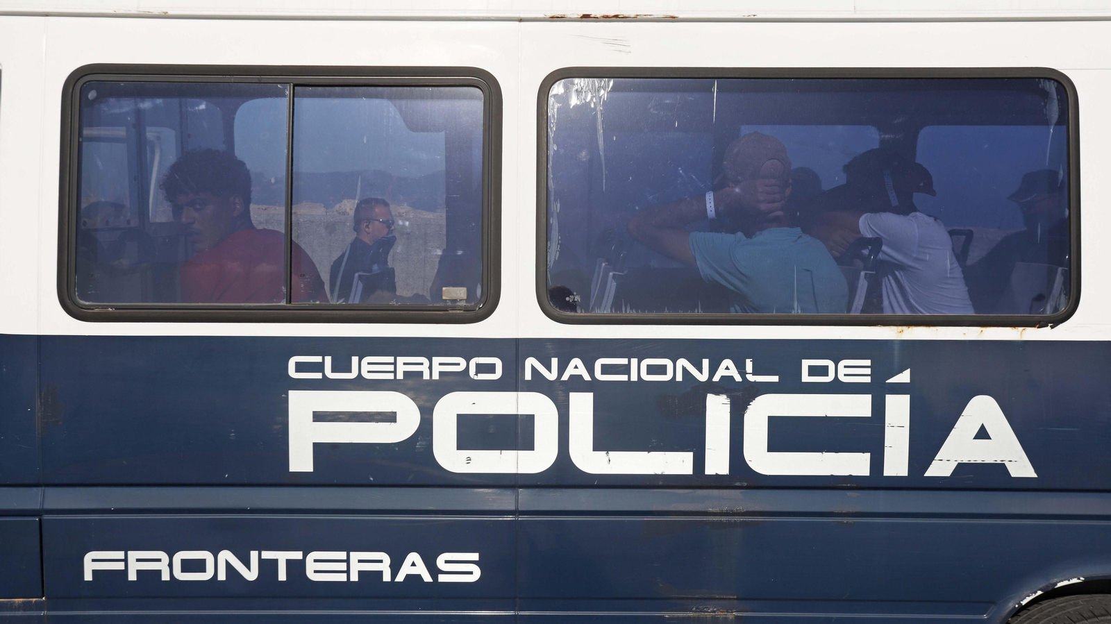 El número de migrantes irregulares que llegan por la comarca baja un 30%